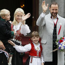 Kronprinsfamilien hilser barnetoget i Asker utenfor Skaugum (Foto: Heiko Junge / Scanpix)
